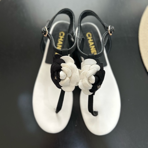 CHANEL Shoes - Women’s Size 39/9 Black and White Floral Sandals Gold hardware